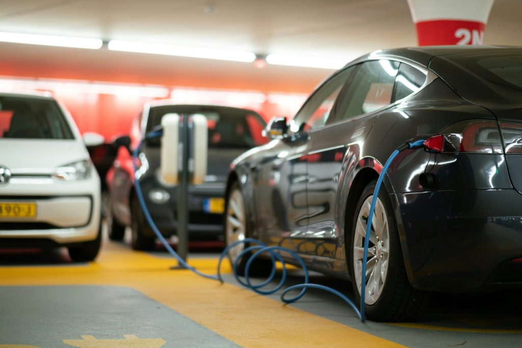 Coche eléctrico cargándose en un párking